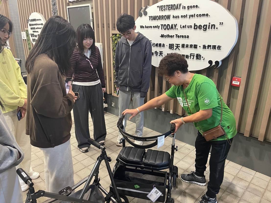 小孩站在自行车旁中度可信度描述已自动生成