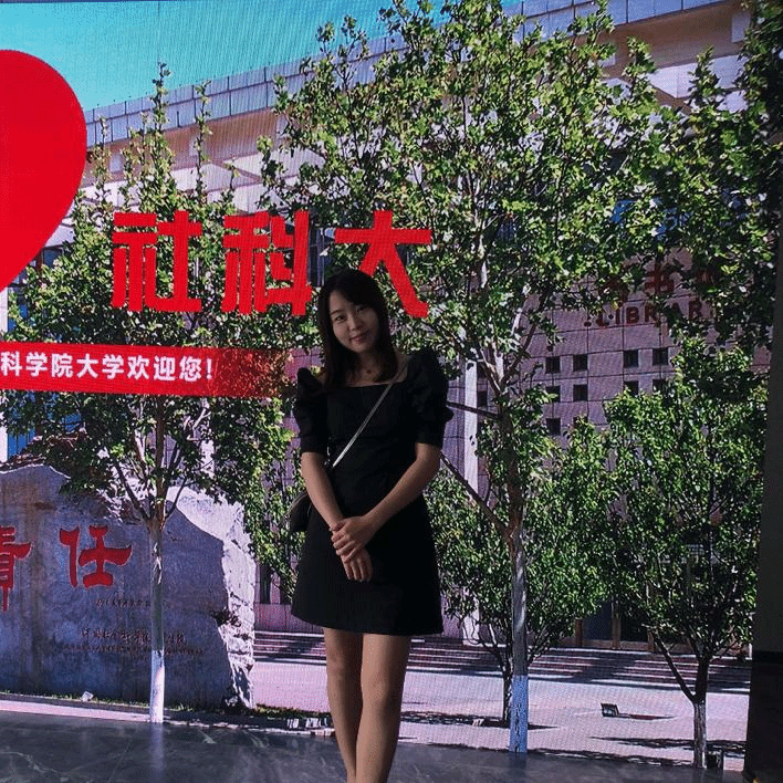 图片包含 户外, 女人, 建筑, 站描述已自动生成