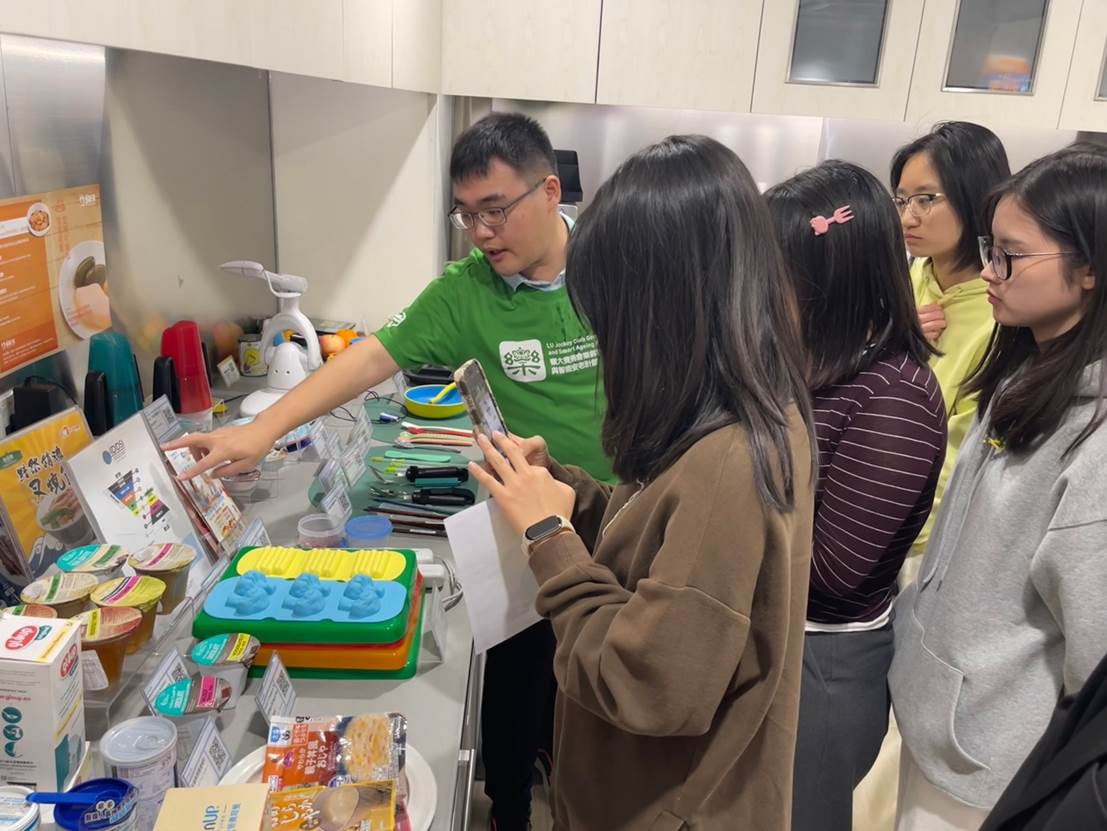 一群人在厨房里准备食物中度可信度描述已自动生成