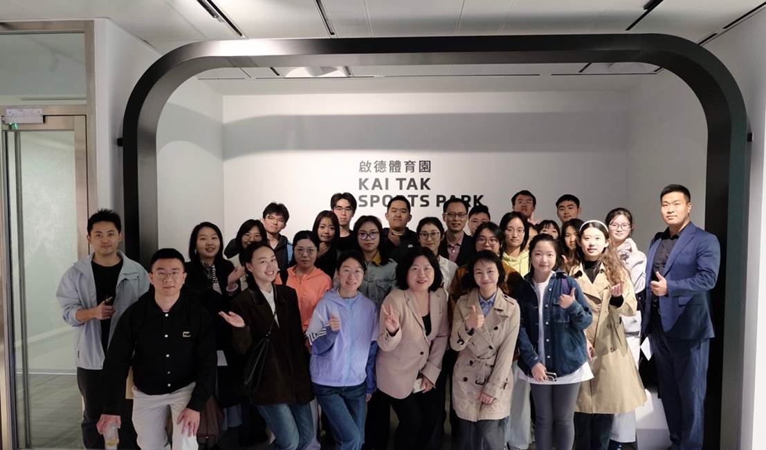 一群人站在一起合影中度可信度描述已自动生成